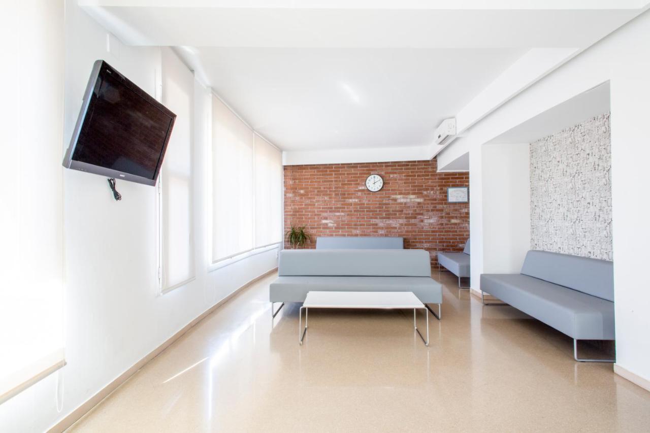 Residencia Universitaria Resa Francesc Giralt I Serra テラサ エクステリア 写真