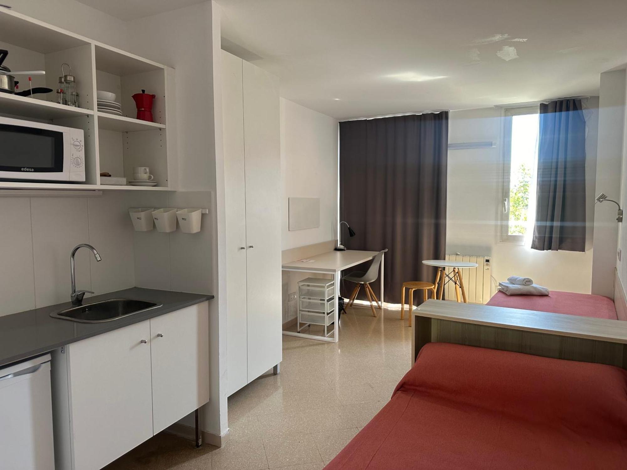 Residencia Universitaria Resa Francesc Giralt I Serra テラサ エクステリア 写真